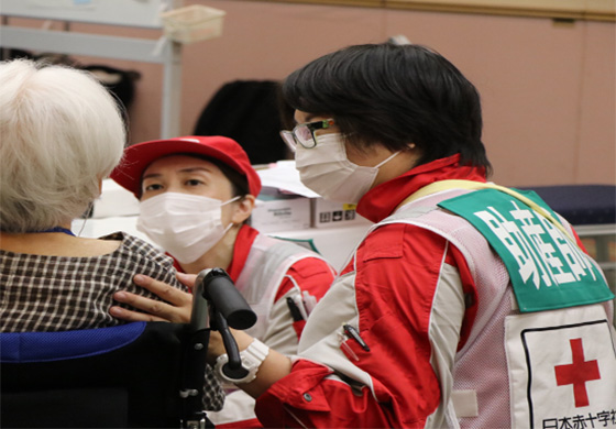 避難者の健康相談を行うこころのケアチーム ---日本赤十字社---