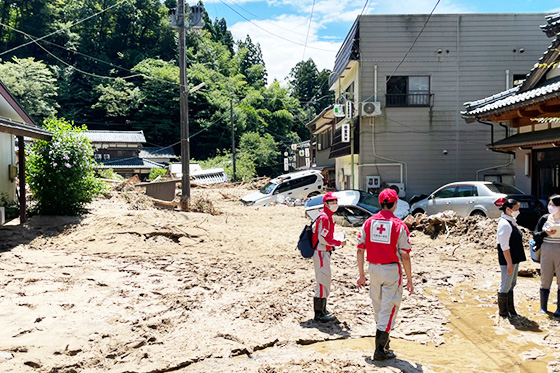 被災地で巡回診療を行う救護班（新潟県関川村）©日本赤十字社