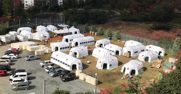設営された緊急展開型病院ERU ---日本赤十字社---