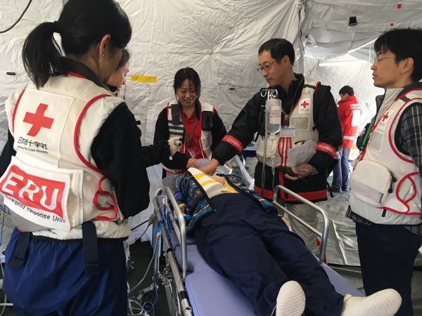 模擬患者の処置をする日赤医療従事者 ---日本赤十字社---